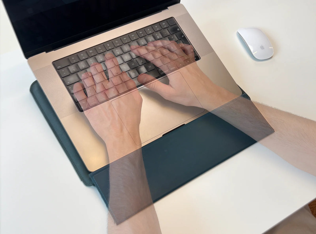 Raises the screen and supports the wrists